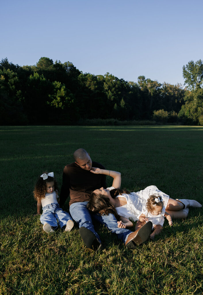 jacksonville family sitting in the grass with eachother 